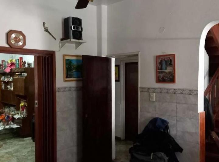 Casa venta - 4 dormitorios 3 baños - 300mts2 totales - General San Martin 4