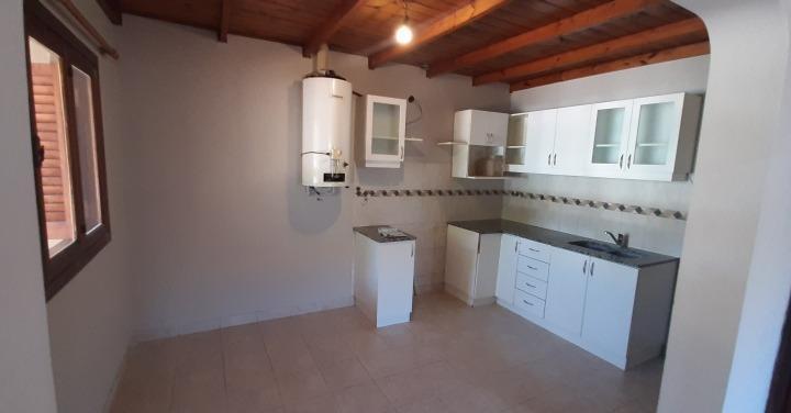 Casa en venta - 3 Dormitorios 1 Baño - Cochera - 160Mts2 - Necochea 2