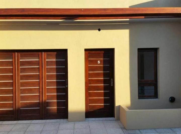 Casa en venta - 2 Dormitorios 1 Baño - Cochera - 110Mts2 - Chivilcoy 1