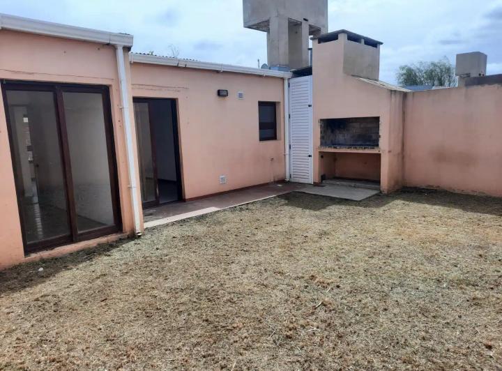 Casa en venta - 2 Dormitorios 1 Baño - Cochera - 110Mts2 - Chivilcoy 4