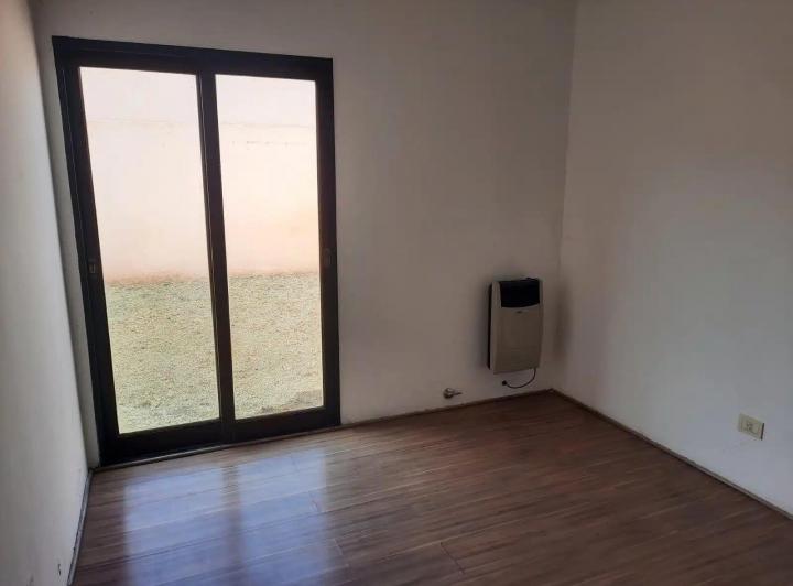 Casa en venta - 2 Dormitorios 1 Baño - Cochera - 110Mts2 - Chivilcoy 3