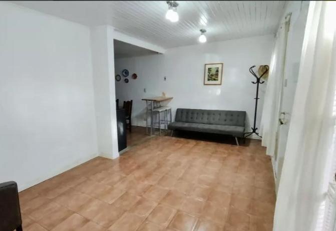 Casa en venta - 2 Dormitorios 1 Baño - Cochera - 120Mts2 - Necochea 3