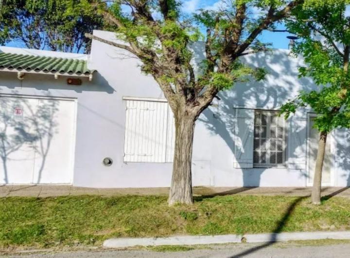 Casa en venta - 2 Dormitorios 1 Baño - Cochera - 120Mts2 - Necochea 1