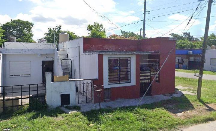 Casa en venta - 2 Dormitorios 1 Baño - 100Mts2 - Berazategui 3