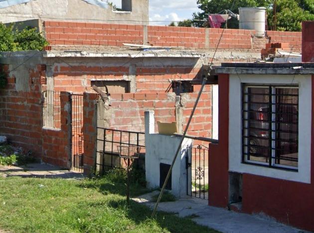 Casa en venta - 2 Dormitorios 1 Baño - 100Mts2 - Berazategui 2