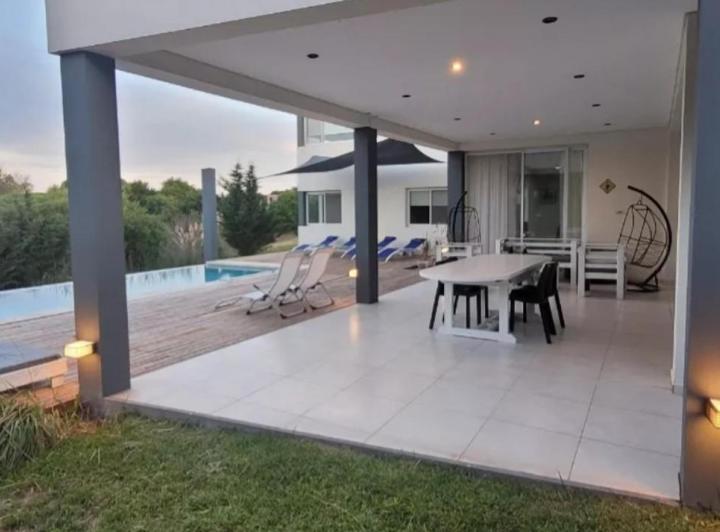 Casa en venta - 5 Dormitorios 4 Baños - 1.550Mts2 - Pinamar 2
