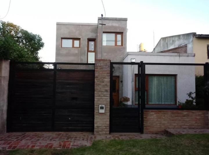 Casa en venta - 2 Dormitorios 2 Baños - Cocheras - 330Mts2 - Quequén 1