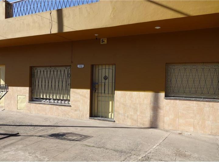 Casa en venta - 3 dormitorios 2 baños - 149mts2 - José León Suarez 1