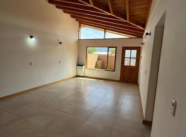 Casa en venta - 2 Dormitorios 1 Baño - Cochera - 125Mts2 - El Bolsón 5