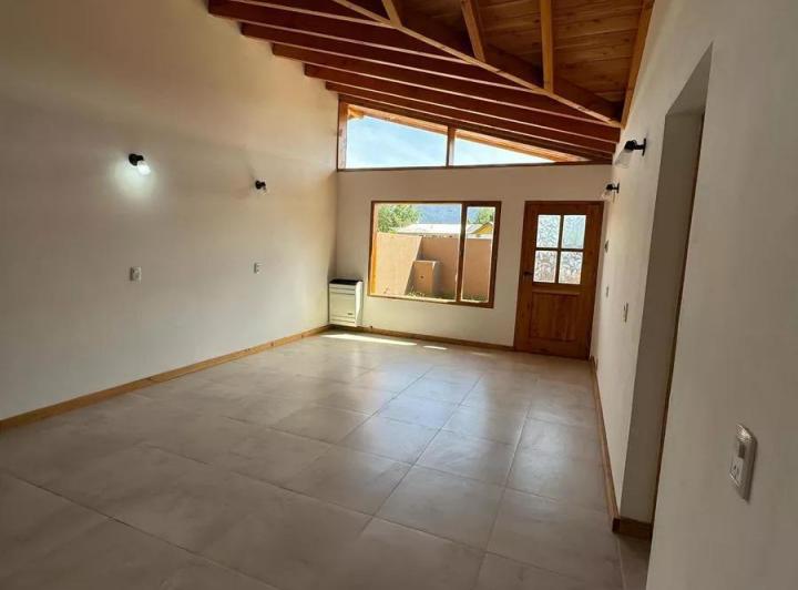 Casa en venta - 2 Dormitorios 1 Baño - Cochera - 125Mts2 - El Bolsón 1