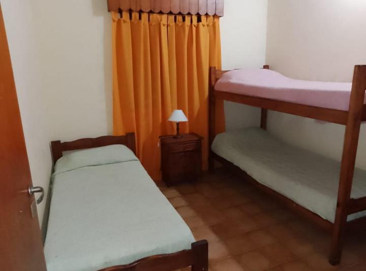 Casa en venta - 4 Dormitorios 2 Baños - 450Mts2 - Mar del Tuyú 2