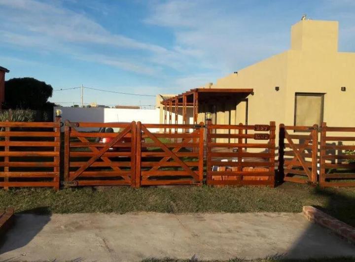 Casa en venta - 3 dormitorios 3 baños - 405mts2 - Santa Clara Del Mar 1