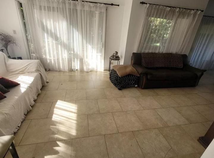 Casa en venta - 5 Dormitorios 3 Baños - 800mts2 - Pilar 3