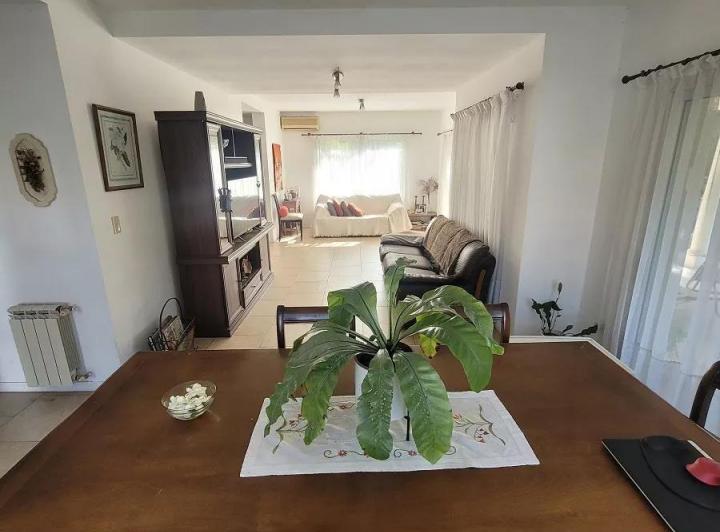 Casa en venta - 5 Dormitorios 3 Baños - 800mts2 - Pilar 4