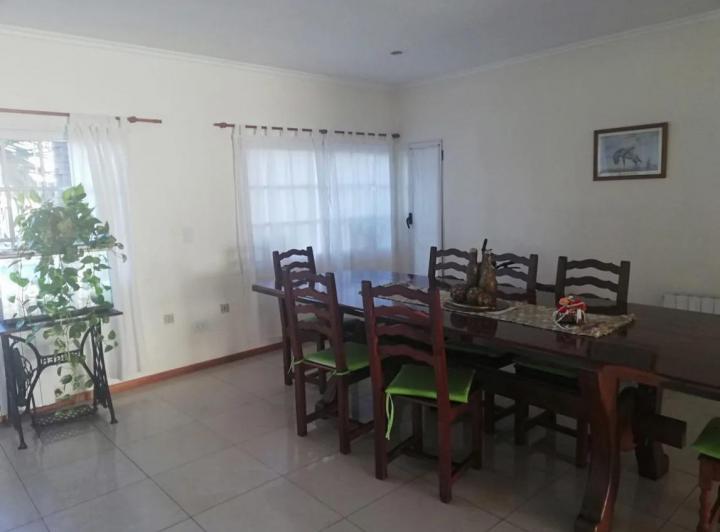 Casa en venta - 4 Dormitorios 3 Baños - Cochera - 2.200Mts2 - Florencio Varela 1
