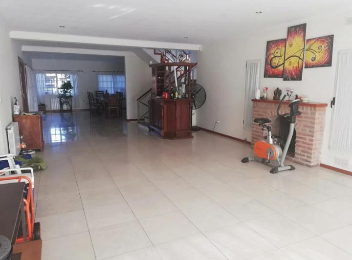 Casa en venta - 4 Dormitorios 3 Baños - Cochera - 2.200Mts2 - Florencio Varela 4