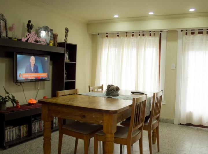 Casa en venta - 5 Dormitorios 3 Baños - Cocheras - 180Mts2 - Necochea 2