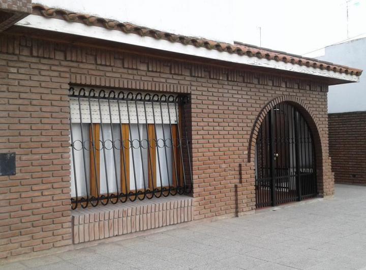 Casa en venta - 3 dormitorios 3 baños - 100mts2 - Necochea 2