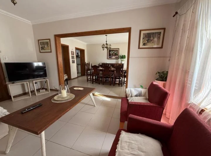 Casa en venta - 4 Dormitorios 2 Baños - 170Mts2 - Lobos 4