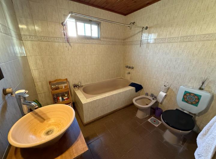 Casa en venta - 4 Dormitorios 2 Baños - 170Mts2 - Lobos 1