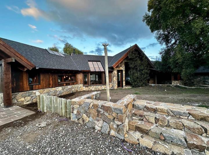Casa en venta - 4 Dormitorios 2 Baños - Cocheras - 2.450Mts2 - San Martín de Los Andes 2