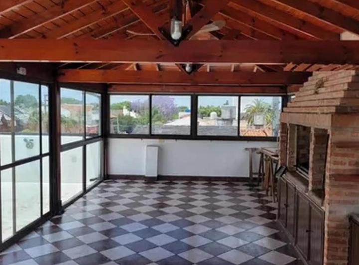 Casa en venta - 4 Dormitorios 3 Baños - Cochera - 230Mts2 - Haedo 2