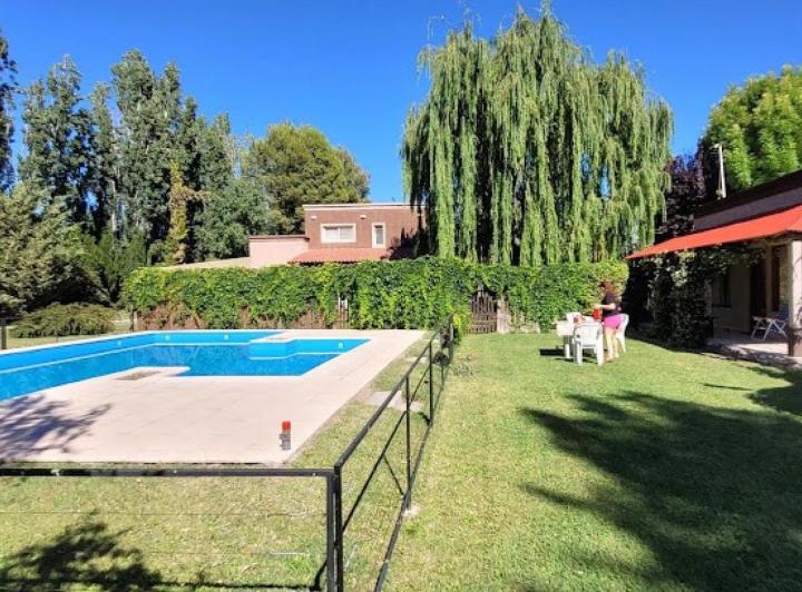 Casa en venta - 6 Dormitorios 4 Baños - Mendoza 2