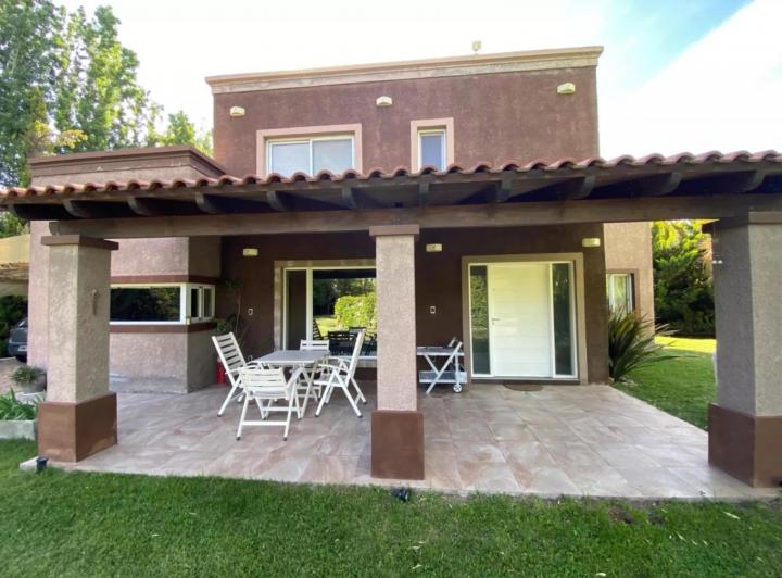Casa en venta - 6 Dormitorios 4 Baños - Mendoza 1