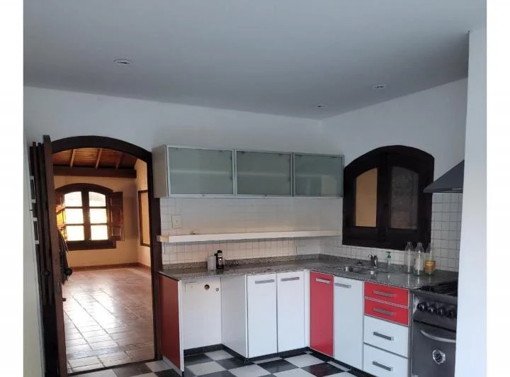 Casa en venta - 4 Dormitorios 3 Baños - Cochera - 244Mts2 - Bella Vista 3