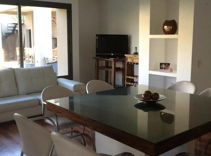 Casa en venta - 4 Dormitorios 6 Baños - Cocheras - 1.224Mts2 - Godoy Cruz 3