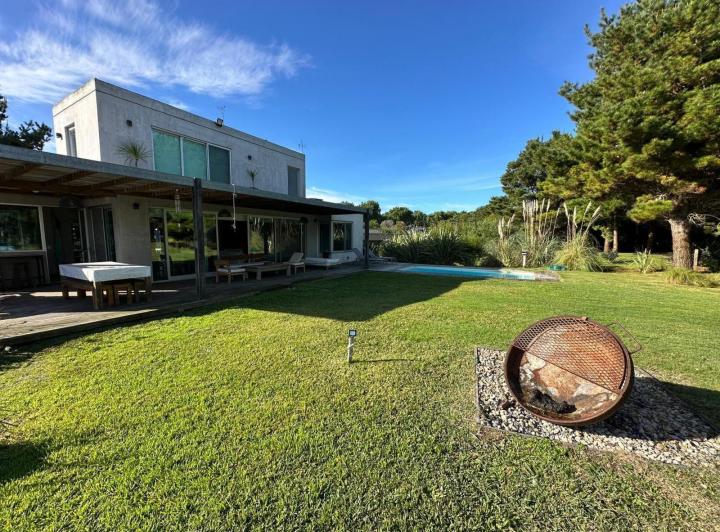 Casa en venta - 4 Dormitorios 4 Baños - Pinamar 1