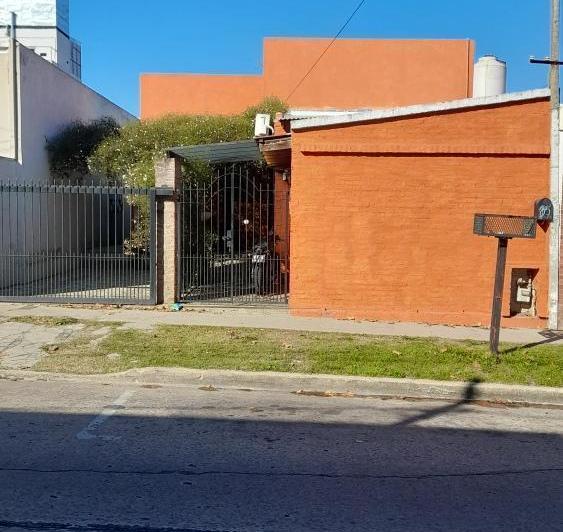 Casa en venta - 2 Dormitorios 1 Baño - Cochera - 401Mts2 - 12 De Octubre, Berazategui 5