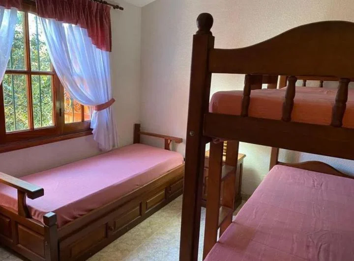 Casa en venta - 4 dormitorios 3 baños - Cochera - 600mts2 - Mar De Ajó 3