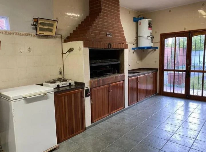 Casa en venta - 4 dormitorios 3 baños - Cochera - 600mts2 - Mar De Ajó 4