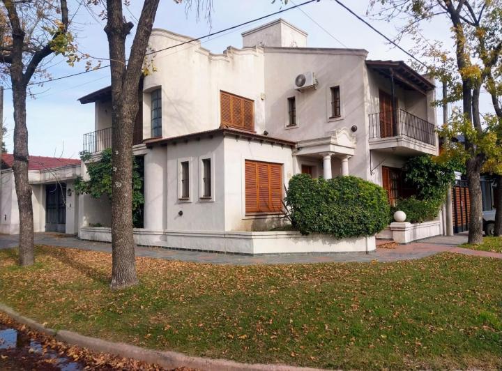 Casa en venta - 4 Dormitorios 2 Baños - 370mts2 - Saladillo 3