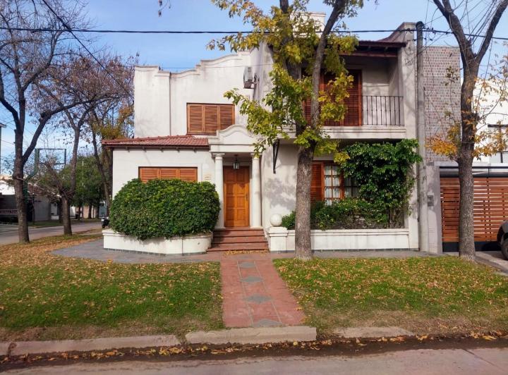 Casa en venta - 4 Dormitorios 2 Baños - 370mts2 - Saladillo 5