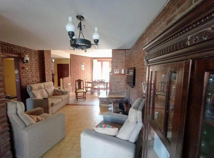 Casa en venta - 4 Dormitorios 3 Baños - Cochera - 250Mts2 - Balcarce 3