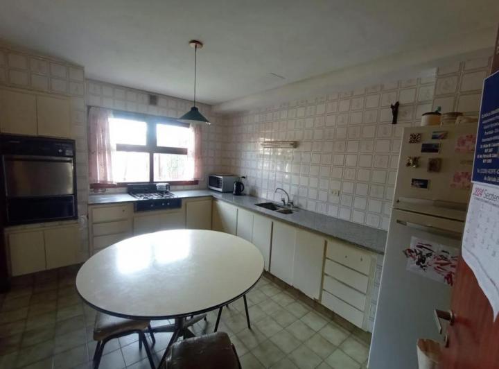 Casa en venta - 4 Dormitorios 3 Baños - Cochera - 250Mts2 - Balcarce 4