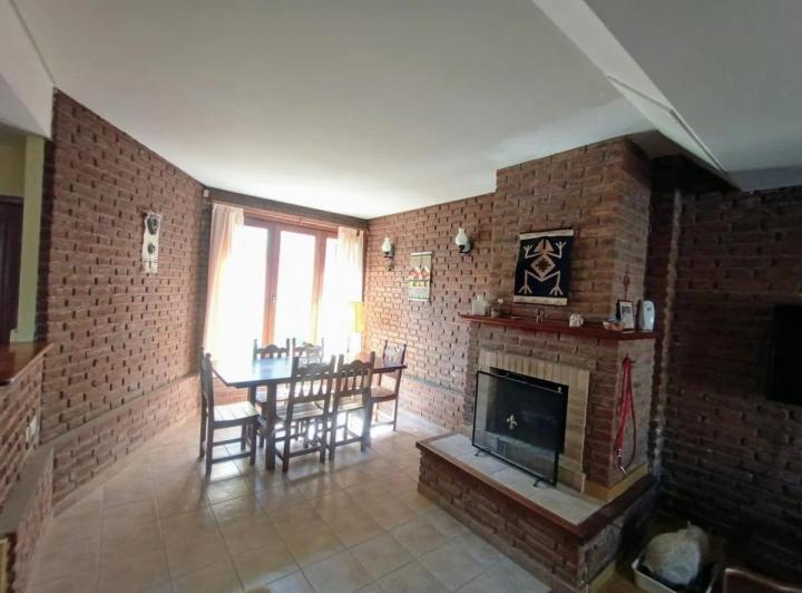 Casa en venta - 4 Dormitorios 3 Baños - Cochera - 250Mts2 - Balcarce 1