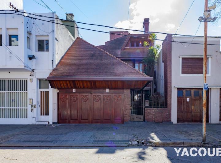 Casa en venta - 4 Dormitorios 4 Baños - Cochera - 751Mts2 - La Plata 2