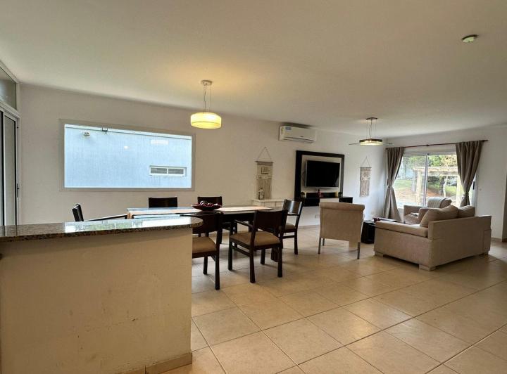 Casa en venta - 4 Dormitorios 2 Baños - Pinamar 2