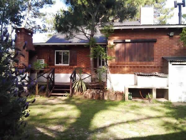 Casa venta 5 dormitorios 2 baños 1 cochera 700 mts2 totales - Costa Del Este 1