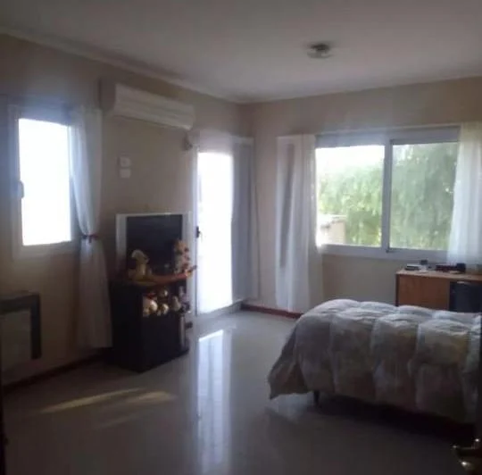 Casa en alquiler - 5 Dormitorios 5 Baños - Chascomus 3