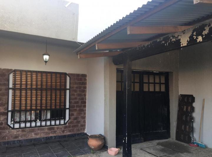 Casa en venta - 4 Dormitorios 3 Baños - 302Mts2 - Merlo 4