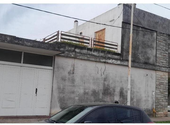Casa en venta - 3 Dormitorios 3 Baños - Cochera - 150Mts2 - Lobos 2