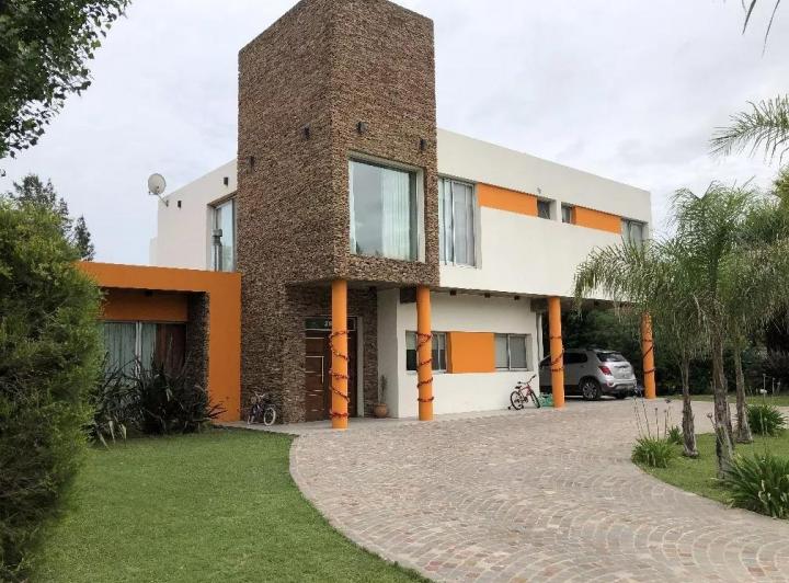 Casa en venta - 4 Dormitorios 3 Baños - Cocheras - 1.100Mts2 - Presidente Perón 3