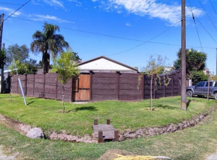 Casa en venta - 4 dormitorios 2 baños 3 cocheras - 180mts2 - Chascomus 3