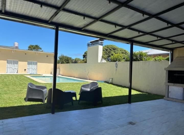 Casa en Venta - 4 dormitorios 4 baños - Necochea 2