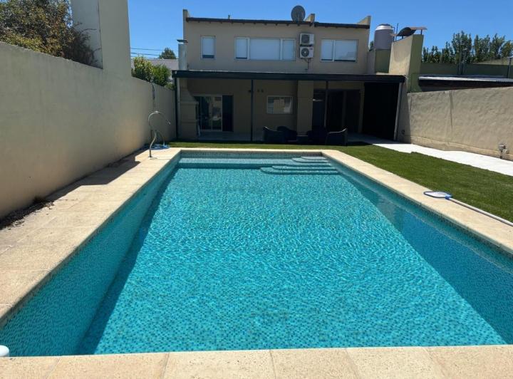 Casa en Venta - 4 dormitorios 4 baños - Necochea 3
