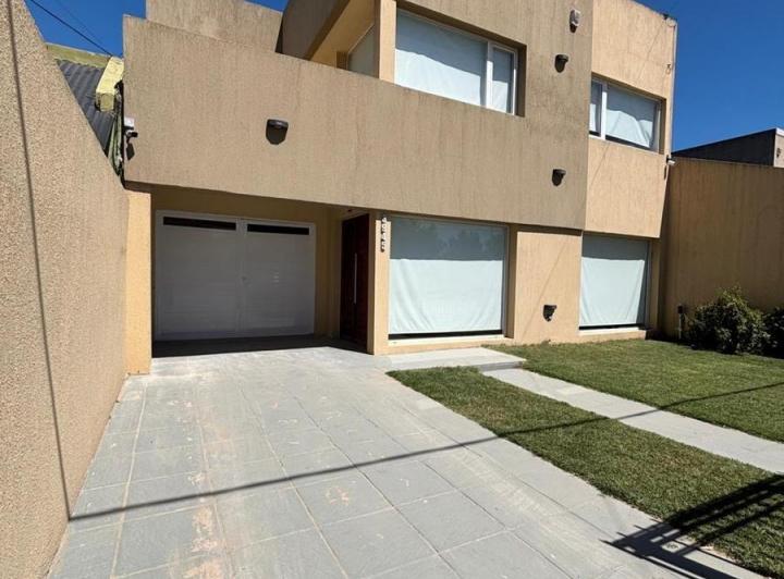 Casa en Venta - 4 dormitorios 4 baños - Necochea 4